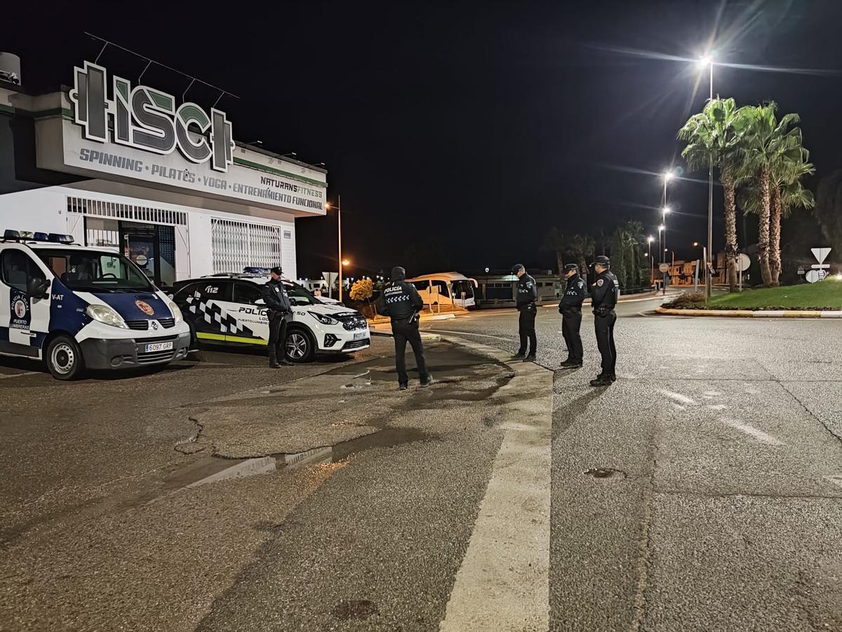 Agentes de la Policía Local de Puerto Lumbreras, en el lugar del suceso.