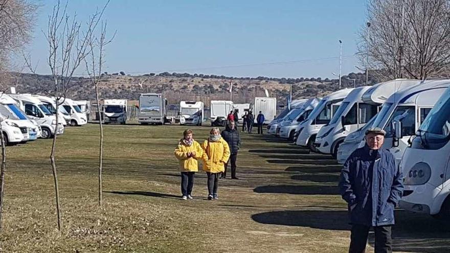 Las autocaravanas, aparcadas en el área habilitada junto al arroyo Talanda.