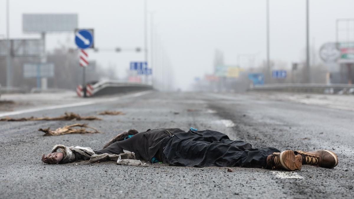 El cadáver de un civil yace en una carretera a 20 km de Kiev.