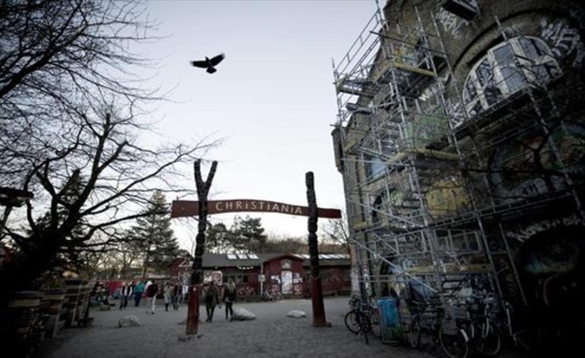 ciutat en comú L’entrada de Christiania, la comunitat autogestionada de Copenhaguen que va despertar poderosament la curiositat d’Itziar González, exregidora de Ciutat Vella. Apàtrides per convicció van crear la utopia d’un planeta lliure de fronteres que encara segueix viva.