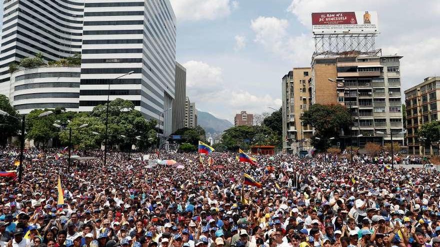 Manifestación opositora celebrada ayer en Caracas en respuesta al llamamiento de Guaidó. // Efe