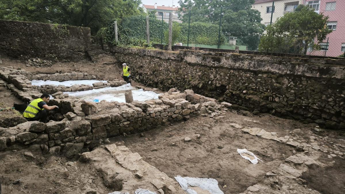 Trabajos de limpieza y preparación del yacimiento del Bueu Romano, este mediodía.