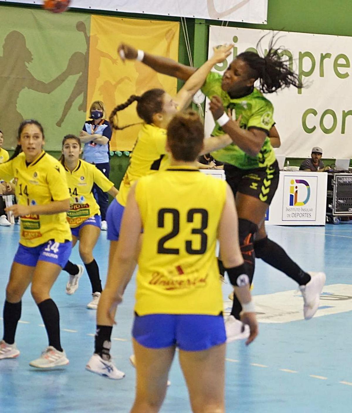 La cubana Lisandra Lussón ejecuta un lanzamiento en el partido de ayer.