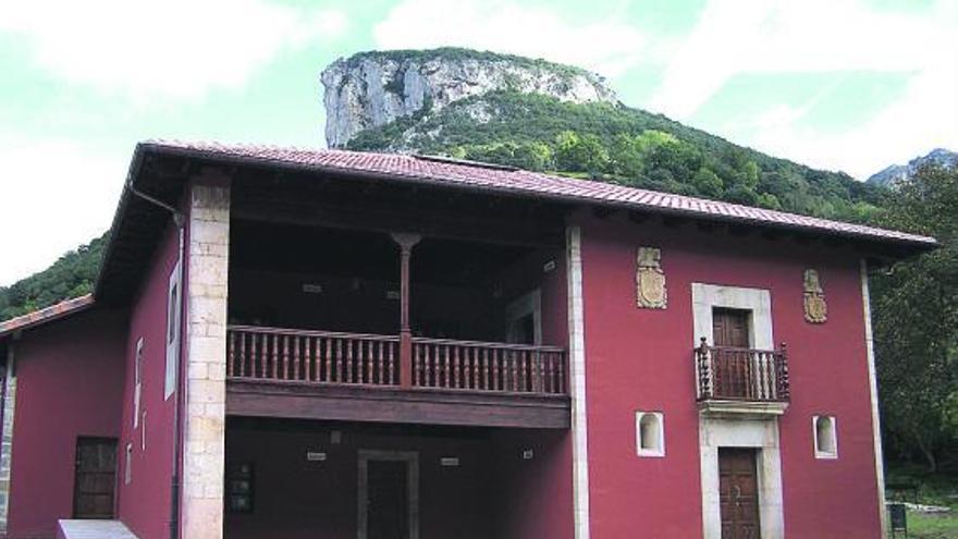 Vista de la Casa Bárcena, en Carreña, en cuya planta baja se ubicará el aula de La Covaciella.