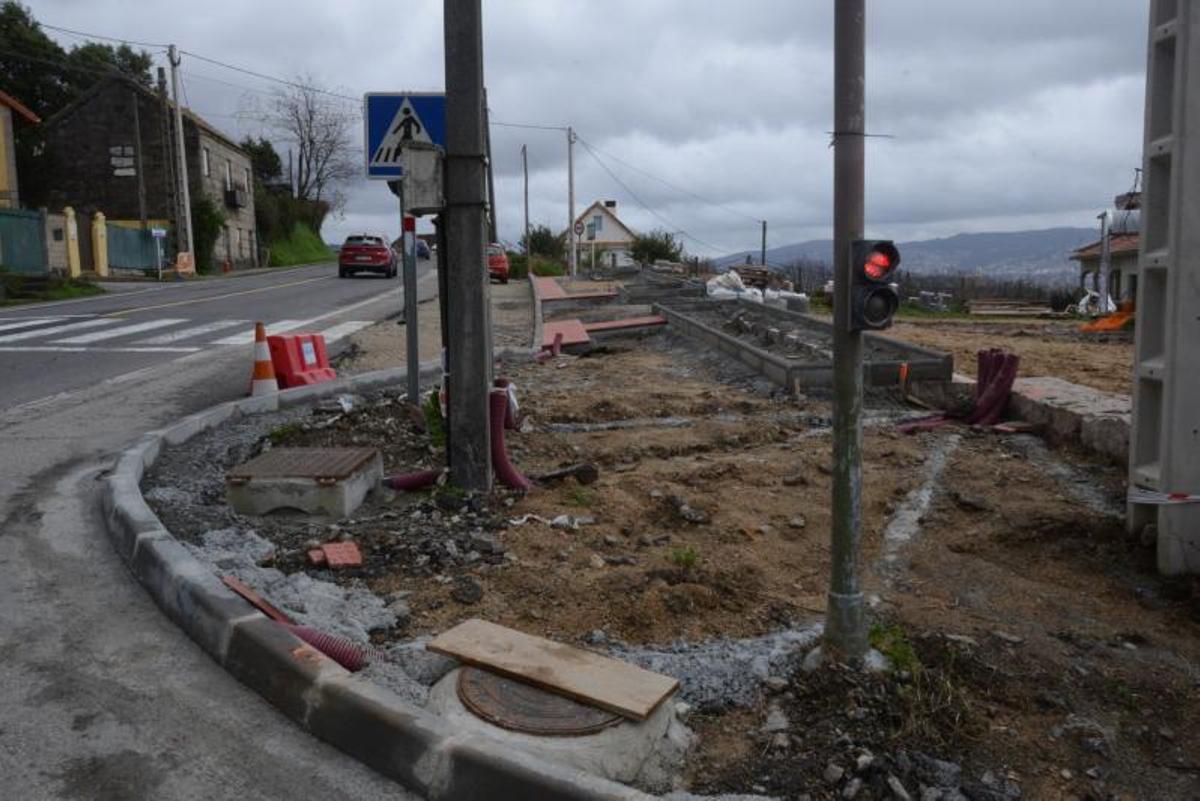 Las aceras en construcción antes del cruce del camping. |   // G.N.