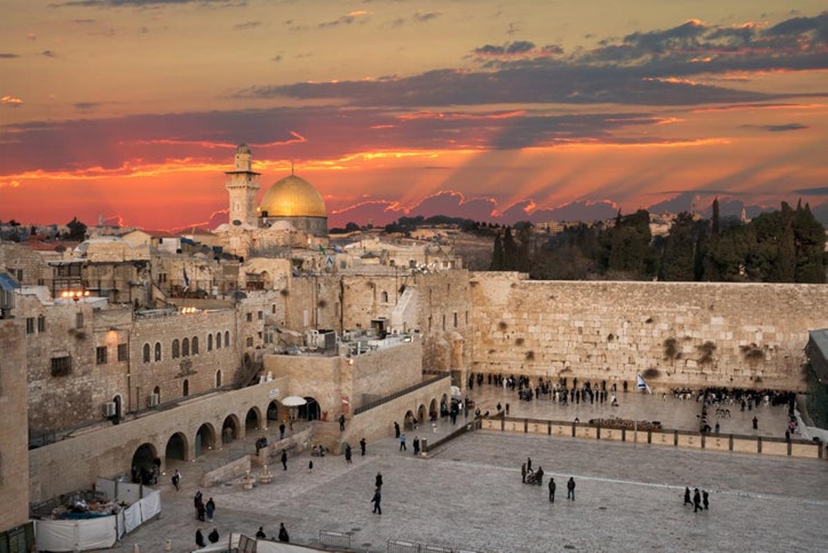 El judaísmo, el cristianismo y el islamismo consideran esta zona como ciudad santa por lo que su valor simbólico es incalculable. Fue catalogada como Patrimonio de la Humanidad en 1 981 y tan solo un año después, en 1 982, la Unesco la incluyó dentro de su lista de bienes amenazados. En la ciudad vieja se encuentra el Muro de las Lamentaciones, el santo sepulcro de Cristo, la Cúpula de la Roca y la mezquita de Al-Aqsa.