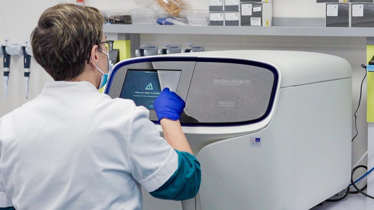 Pla mitjà d'una professional d'oncologia analitzant mostres d'un tumor en el laboratori de l'Hospital del Mar, 11 de novembre de 2021 (Horitzontal)