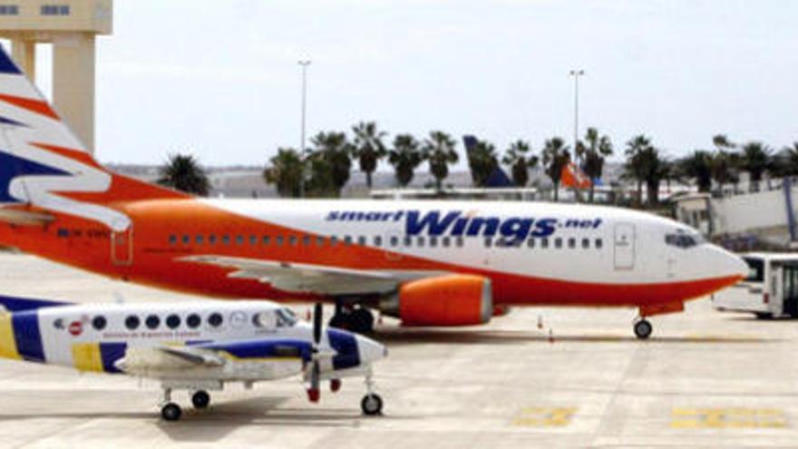 La pequeña avioneta del Servicio de Urgencias Canario, ayer en el aeropuerto de Fuerteventura. i GABRIEL FUSELLI