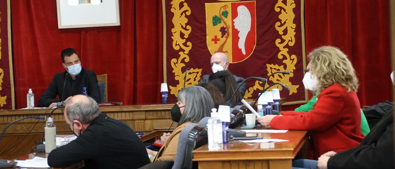El alcalde, Guillem Alsina (PSPV), en la izquierda de la imagen, observa a su exsocia, Anna Fibla (TSV-Podem), con la chaqueta roja.