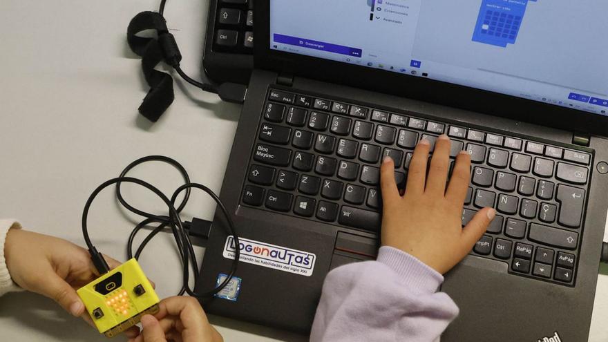 Dos niñas en uno de los talleres. | Alba Villar