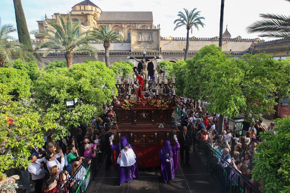 El Cristo de la Agonía, en el Patio de los Naranjos.