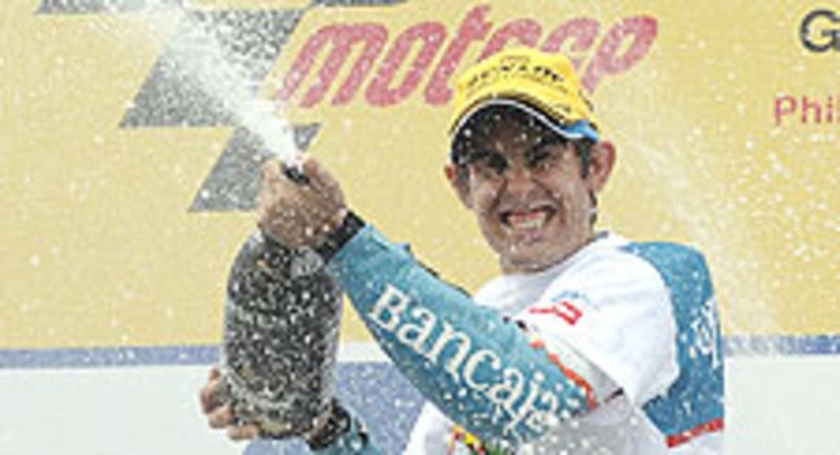 Julián Simón celebra el triomf a Austràlia i el Campionat del Món de 125cc. Julián Simón celebra el triomf a Austràlia i el Campionat del Món de 125cc.