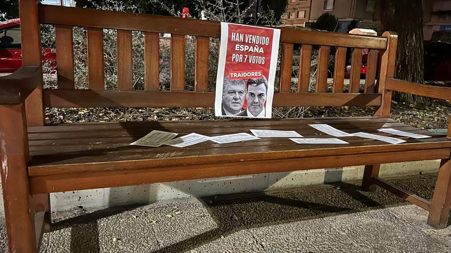 Murcia amanece forrada de nuevos carteles que señalan como &quot;traidor&quot; a Vélez y de &#039;multas&#039; en los coches