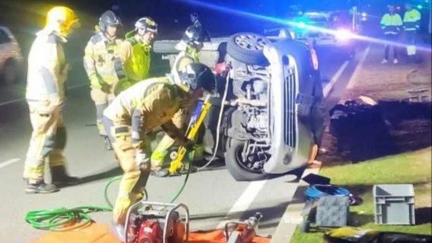 Rescatan a una persona atrapada en su coche tras estrellarse en Murcia