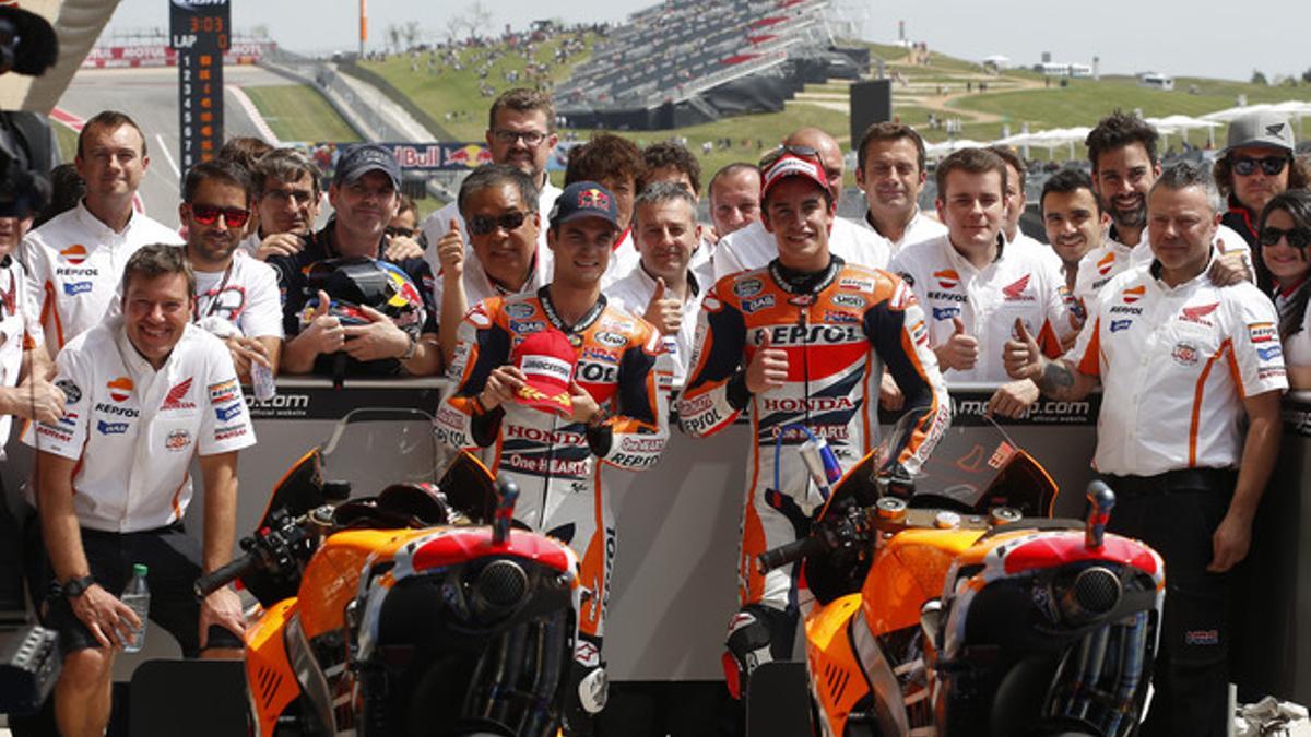 Dani Pedrosa y Marc Márquez, con los integrantes de su equipo