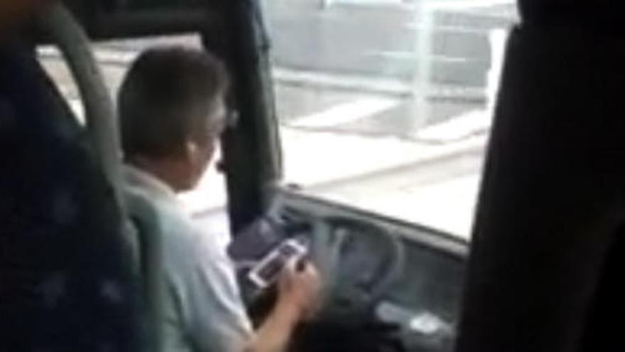 Alumnos de Llaurí graban al chófer del autobús escolar al volante y con el móvil