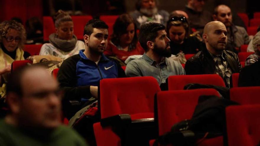 Asistentes a la asamblea del Avilés Stadium celebrada ayer.