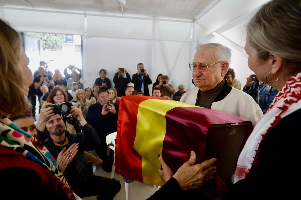 Rafael Mollà recibe los restos de su padre, Juan Mollà, este domingo en el Cementerio de Paterna