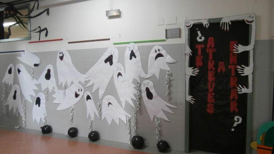 Una de las puertas del colegio Rey Aurelio, decoradas para Halloween.