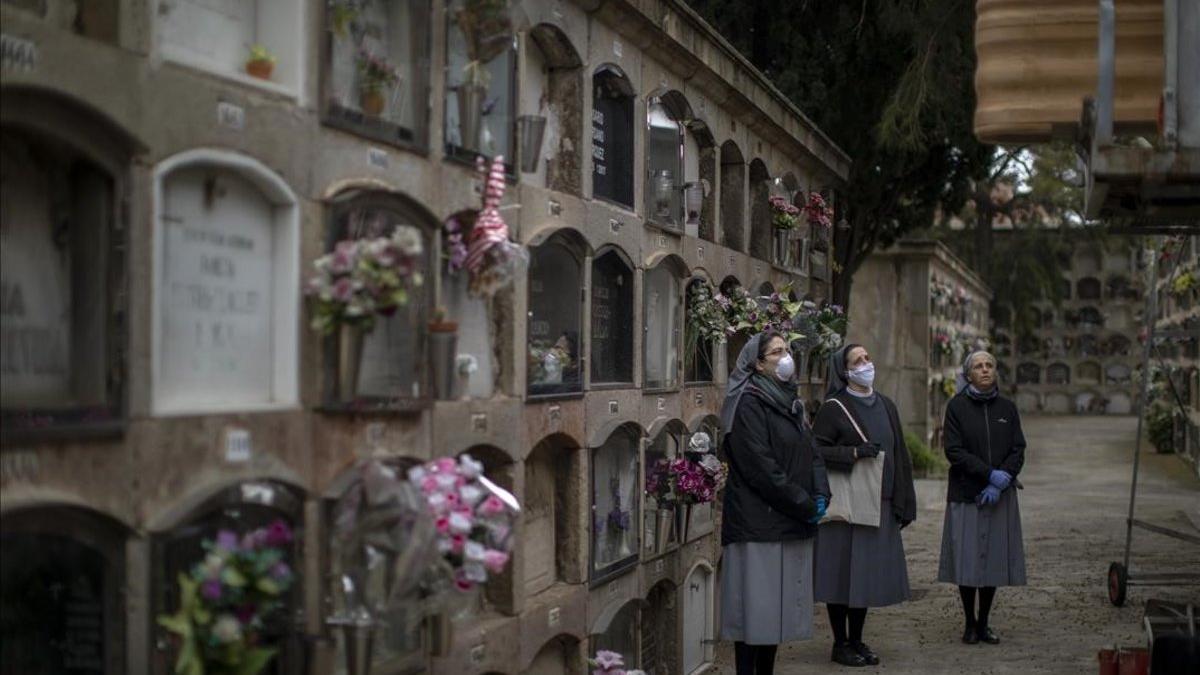 Entierro de un fallecido por coronavirus en el cementerio de Poblenou, en Barcelona