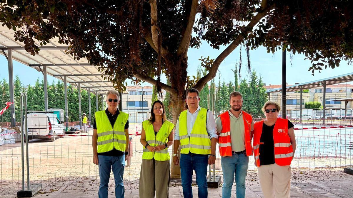 La comisionada del Gobierno para la reconstrucción, Zulima Pérez, con el alcalde Juan Ramón Adsuara, en la visita a una obra.