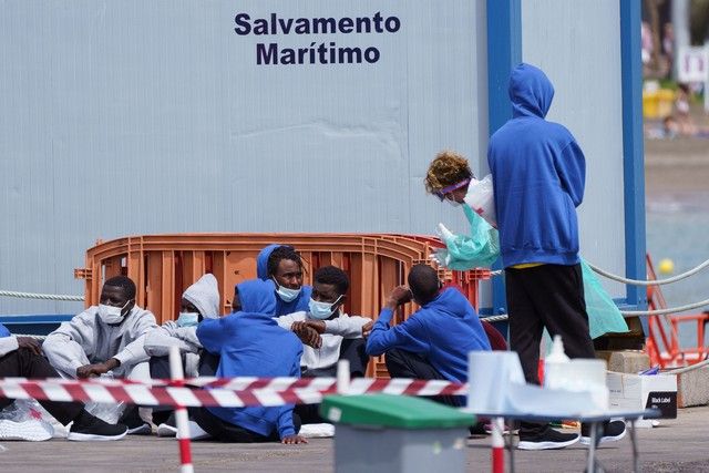 Llegada de una patera al muelle de Los Cristianos con 12 migrantes varones, entre ellos un menor