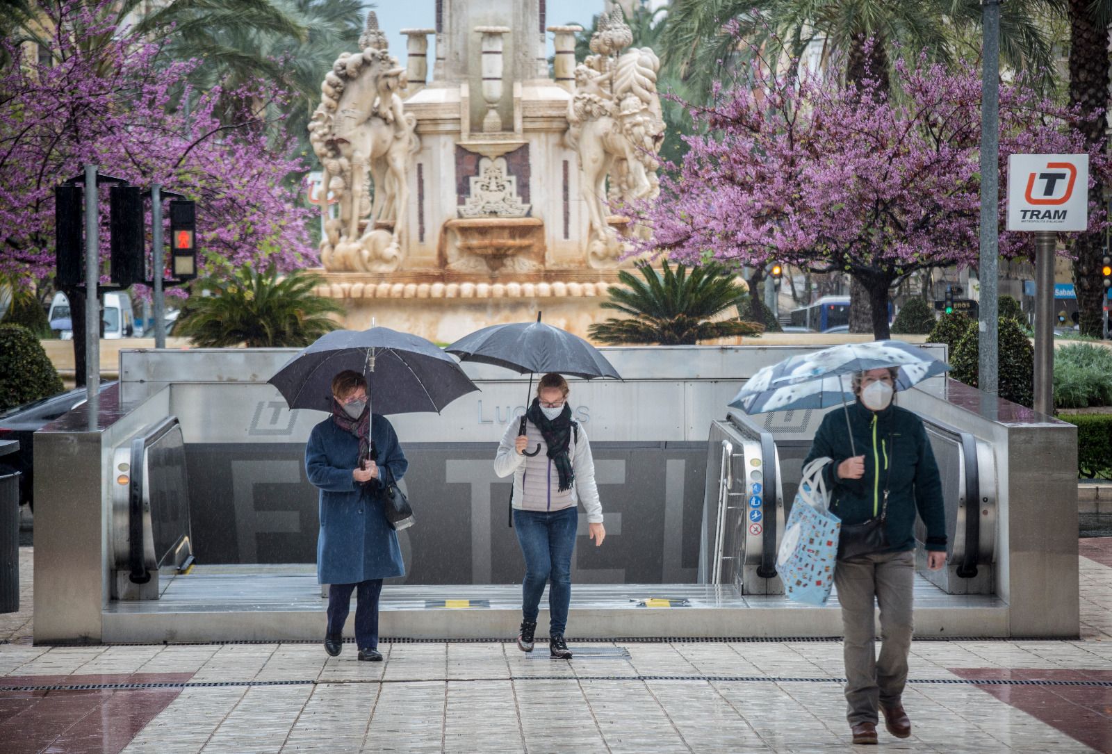 Lluvia y ambiente frío en Alicante para recibir el puente de San José