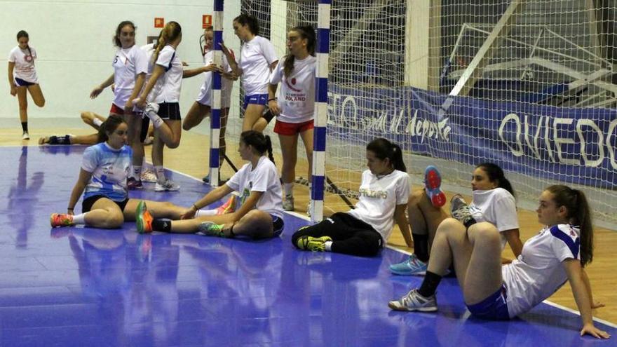 Las jugadoras del Oviedo estiran durante un entrenamiento en el Florida Arena.