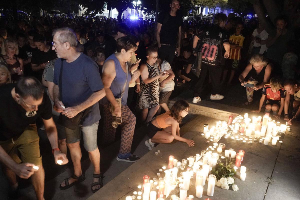 Més d'un miler de persones fan a Manresa una marxa silenciosa amb espelmes en record de Carles Vilajosana Més d'un miler de persones fan a Manresa una marxa silenciosa amb espelmes en record de Carles Vilajosana