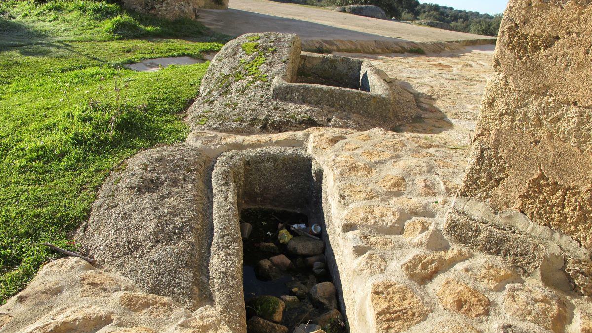 Tumbas en la ermita del Salor.