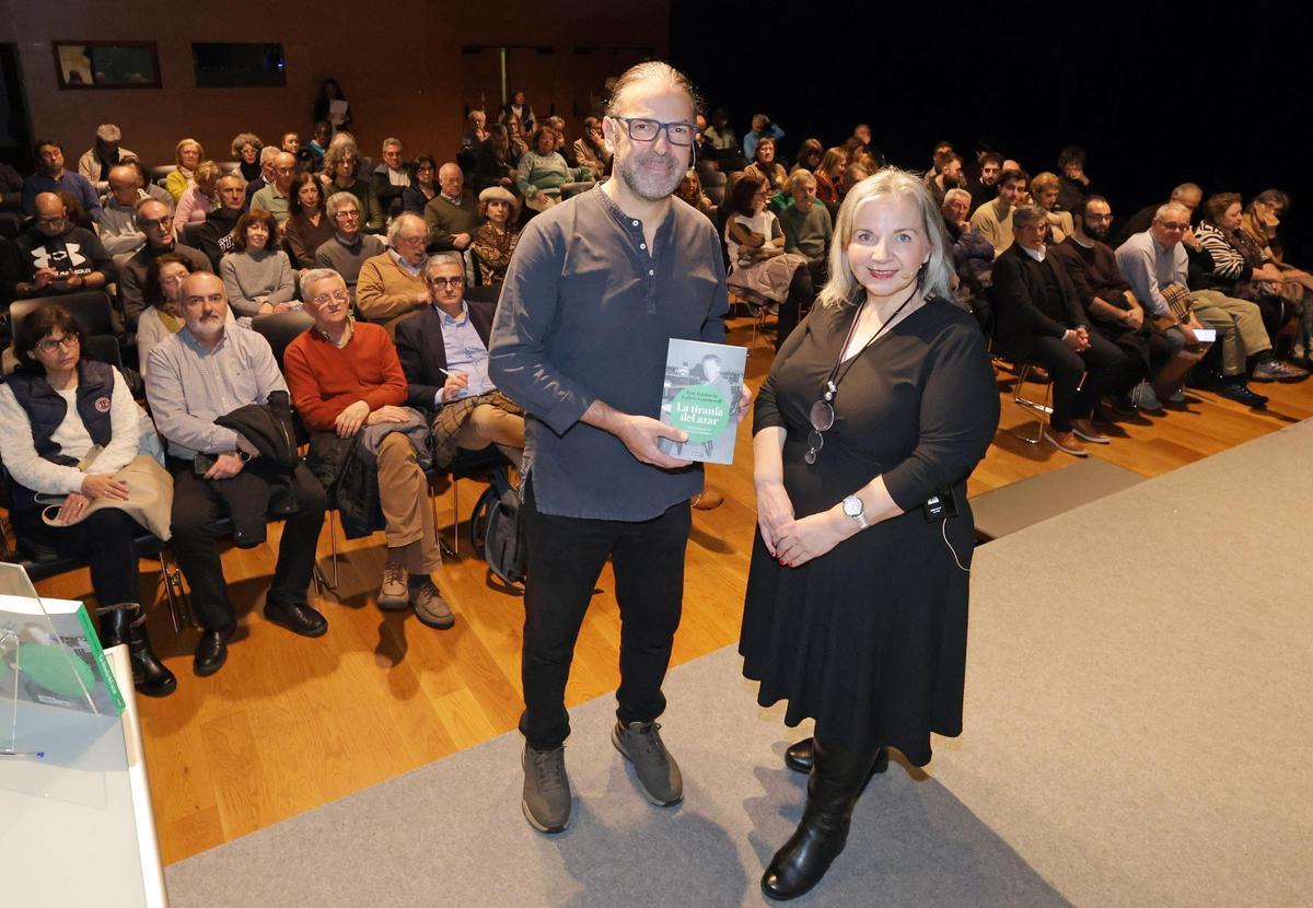 El físico José Edelstein y la cónsul de Argentina en Vigo, Silvina Montenegro, ayer, ante el público asistente al Club Faro en el Marco.