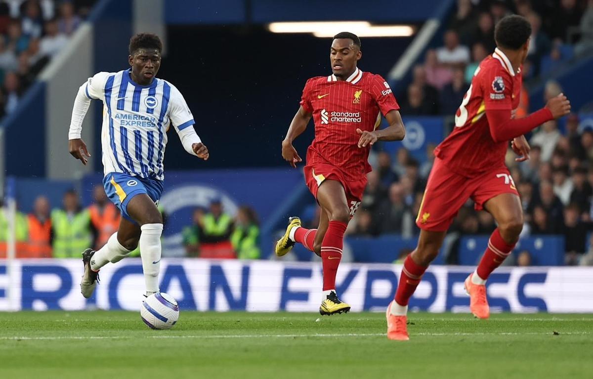 Carlos Baleba, durante un partido contra el Liverpool