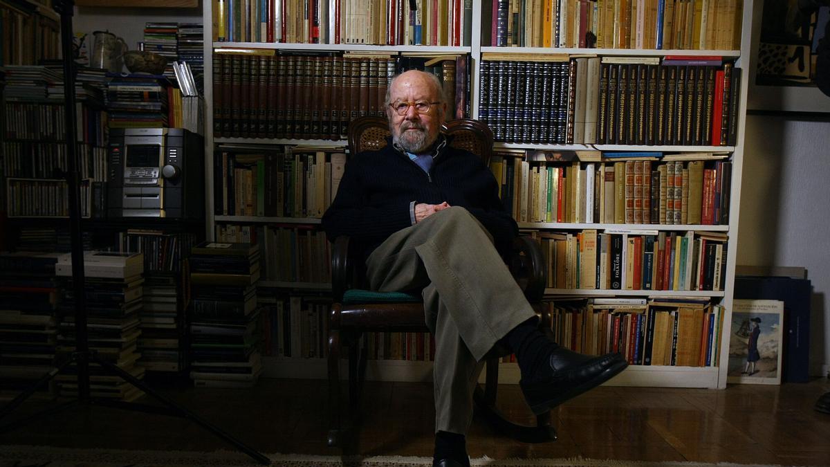 José Manuel Caballero Bonald (Jerez de la Frontera, 1926-Madrid, 2021), fotografiado en un rincón de su librería.