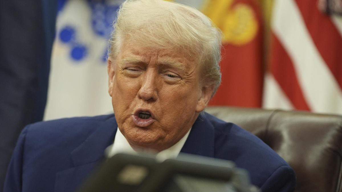 El presidente de EEUU, Donald Trump, conversa por teléfono con el primer ministro británico, Keir Starmer.