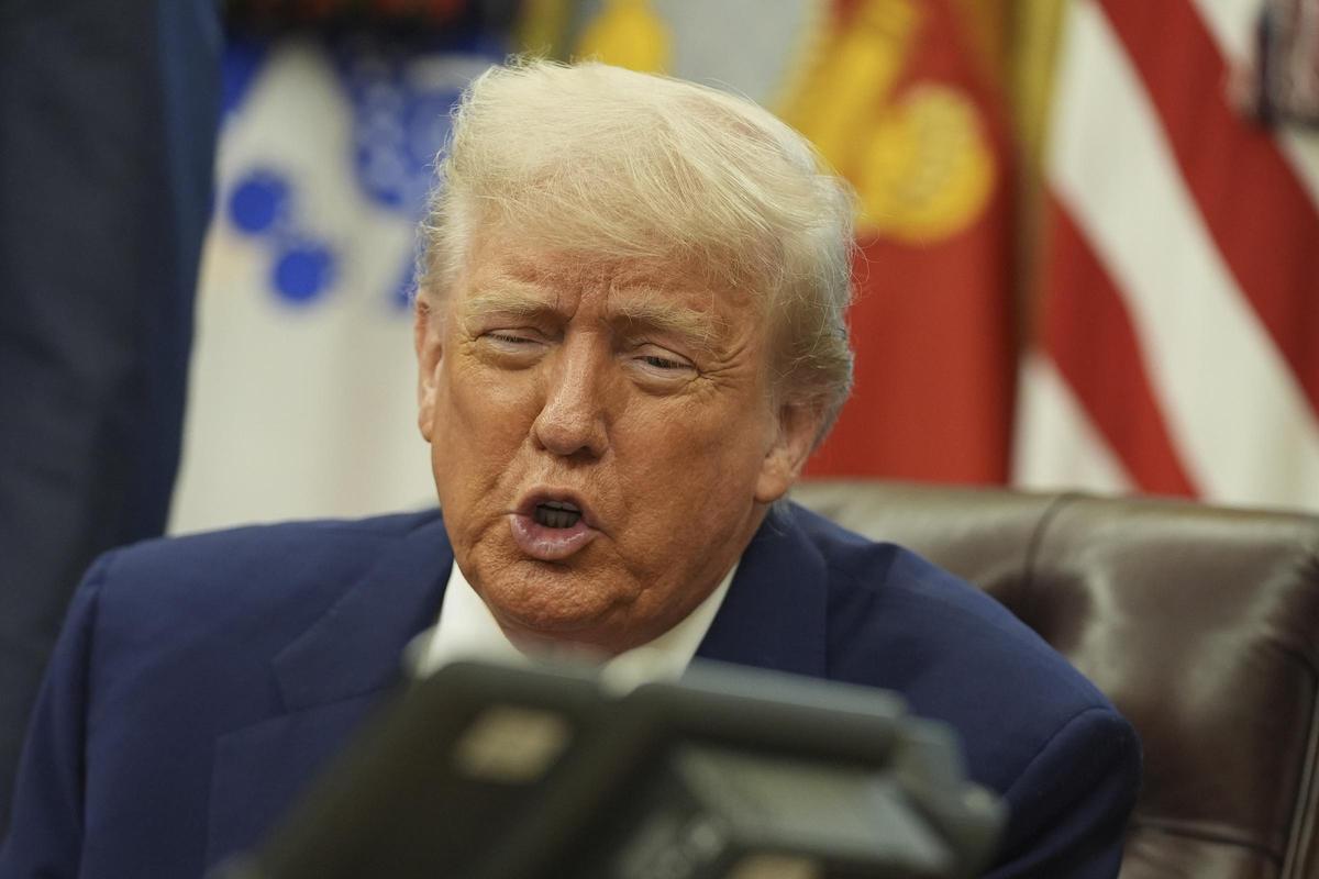 El presidente de EEUU, Donald Trump, conversa por teléfono con el primer ministro británico, Keir Starmer.