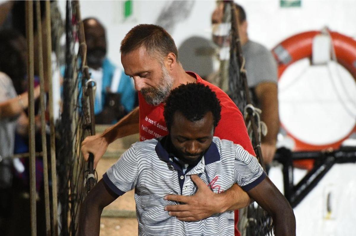 L'Open Arms desembarca a Lampedusa els darrers 83 migrants a bord L'Open Arms desembarca a Lampedusa els darrers 83 migrants a bord