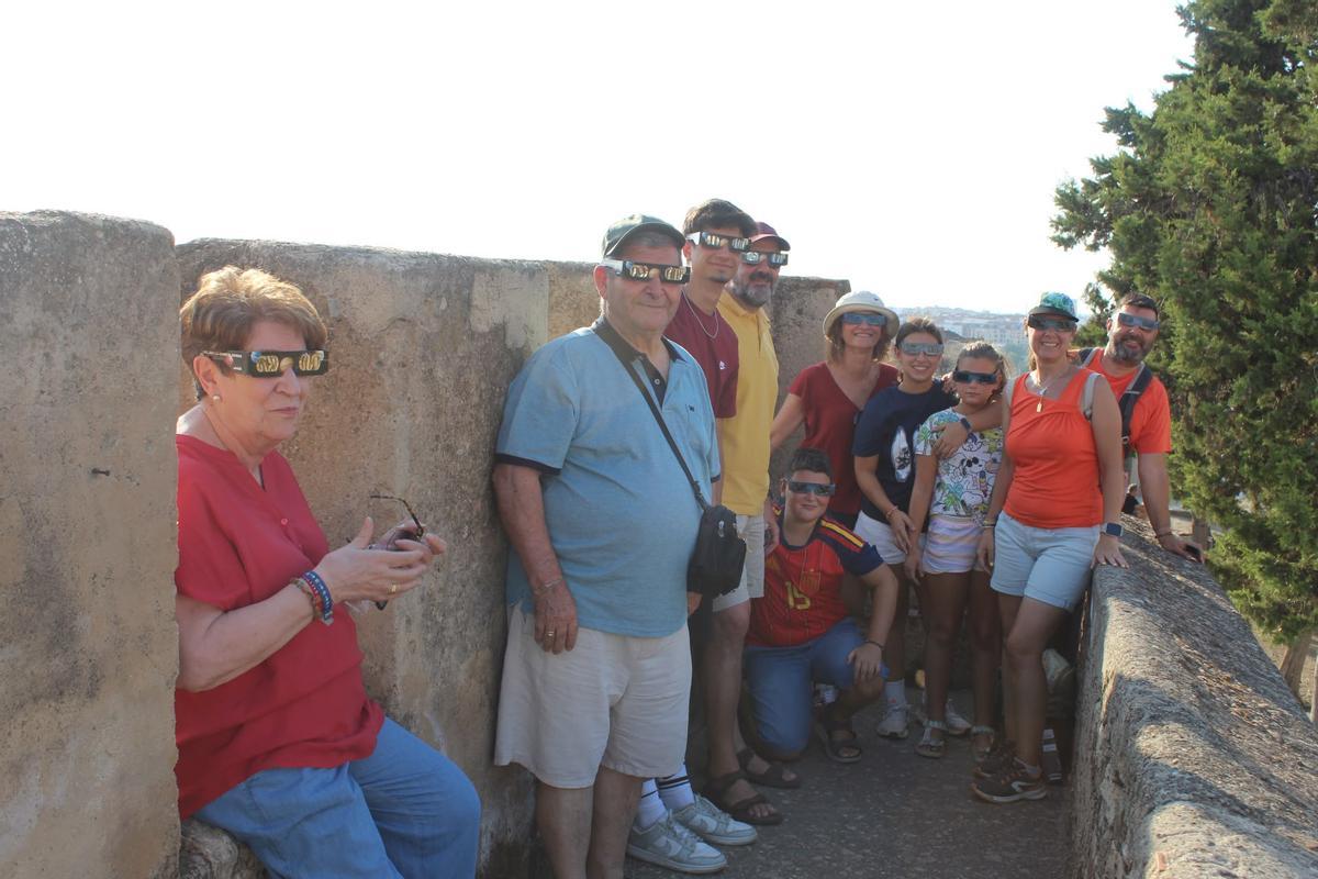 Galería | Los extremeños ya portan sus gafas para ver el eclipse con seguridad