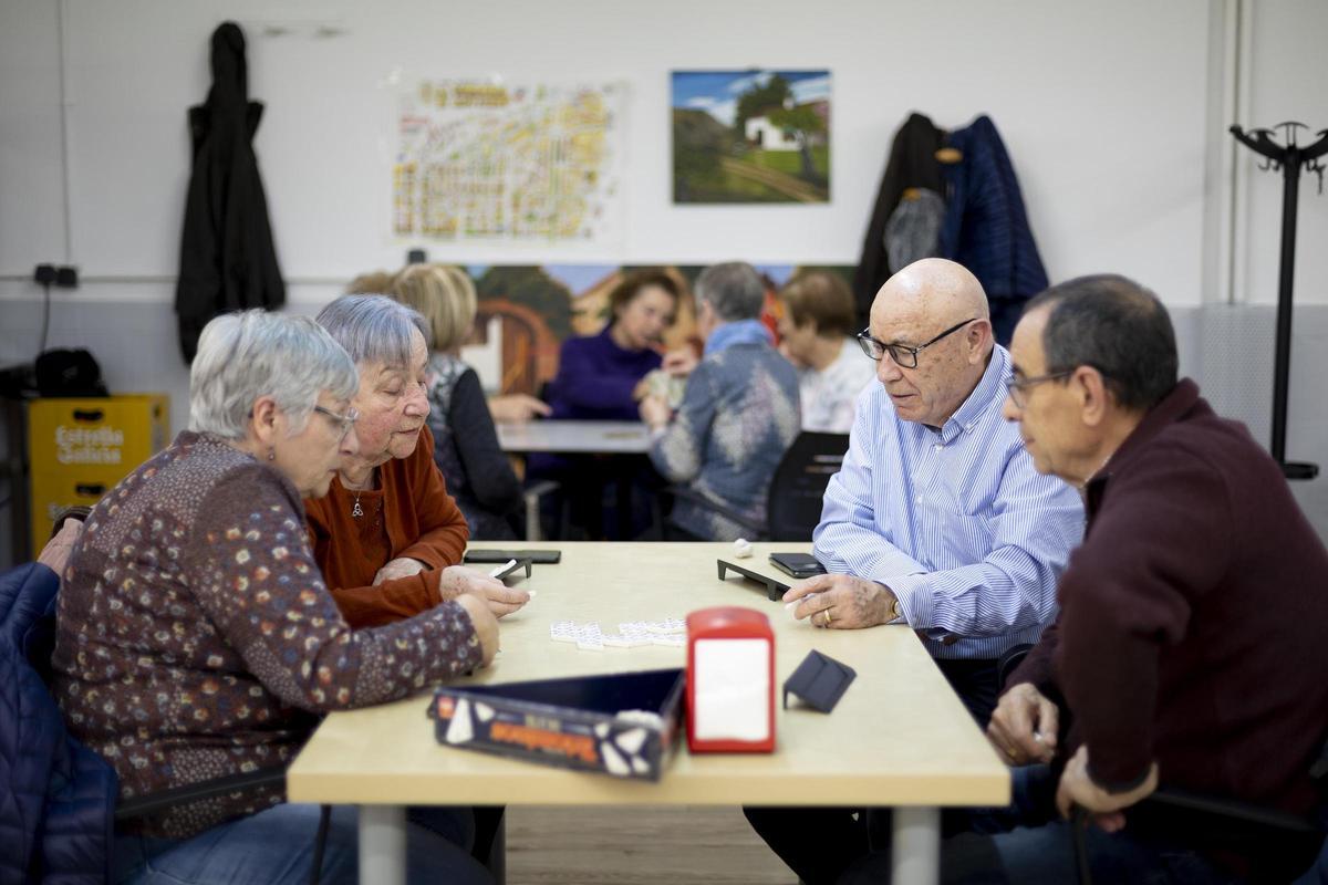 Un grupo de Jubilados y jubiladas, en el bar del Centre Cívic Sant Martí, en la Verneda, Barcelona. Foto archivo