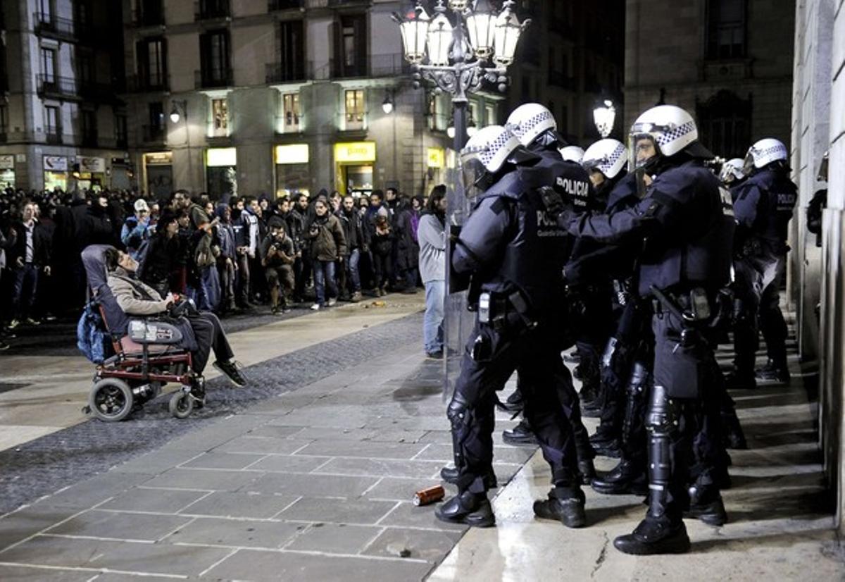 Dispositiu de seguretat davant la porta de l’Ajuntament de Barcelona en la protesta de suport al barri de Gamonal de Burgos. AFP / JOSEP LAGO