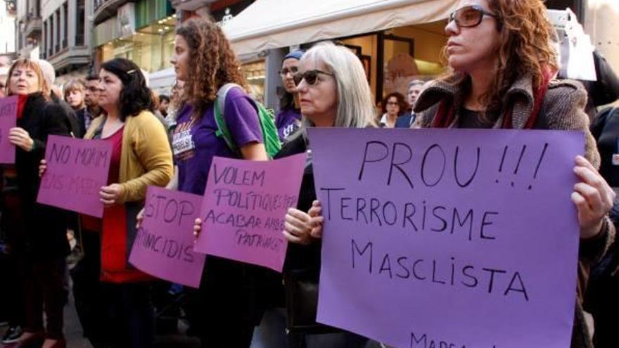 Nombroses pancartes en suport a la víctima i de rebuig a la violència masclista.