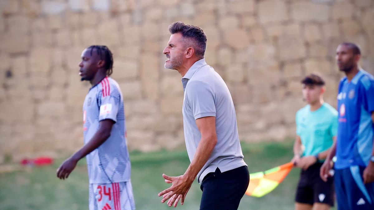 Iván Ania dando indicaciones desde el banquillo en el Orlando Pirates-Córdoba CF