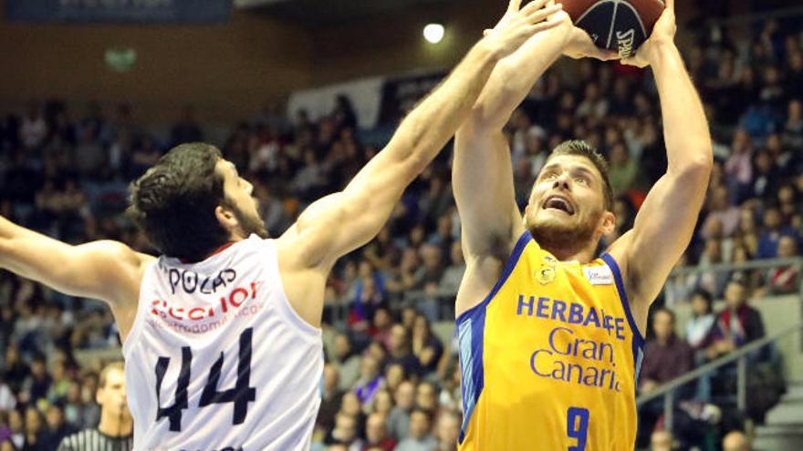 Gal Mekel lanza a canasta ante Pepe Pozas, base del Obradoiro.