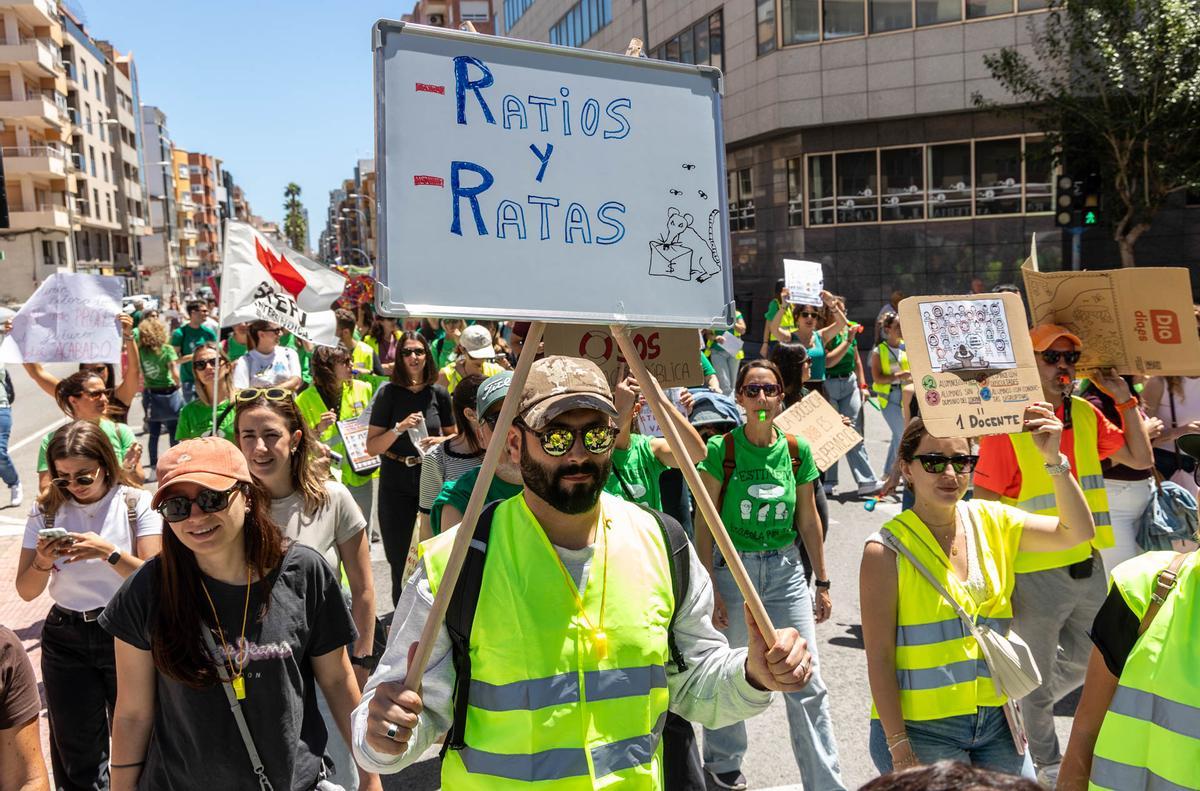 Las calles de Alicante se tiñen de verde por la manifestación de profesores el primer día de huelga de educación