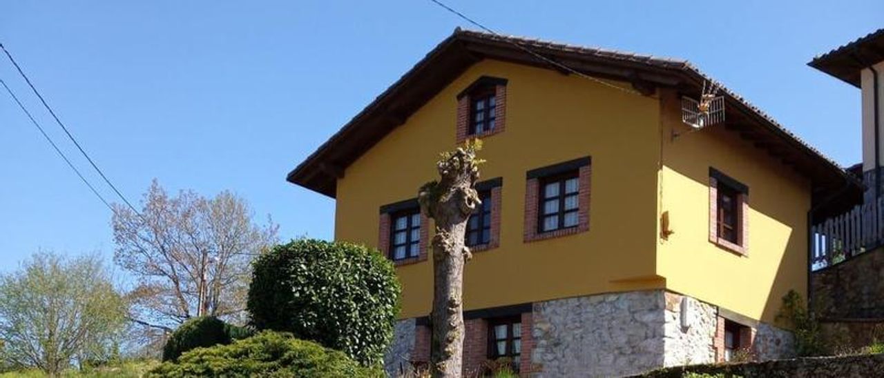 La casa rural afectada por el robo de ornamentos.