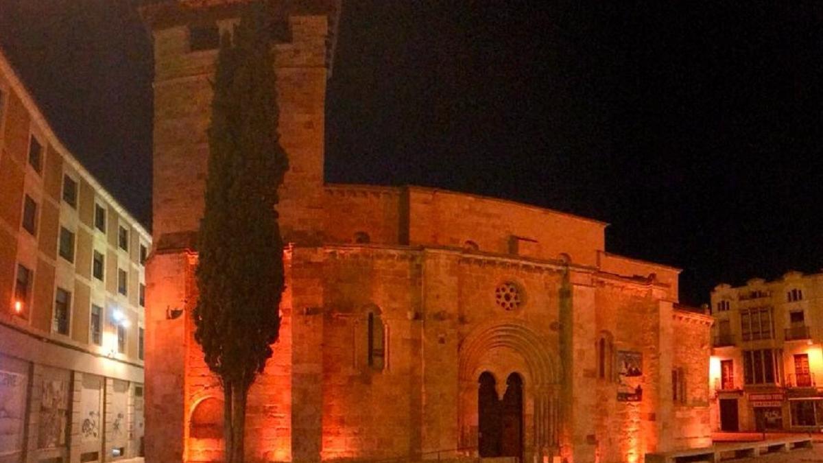 Iglesia de Santiago del Burgo iluminada de rojo