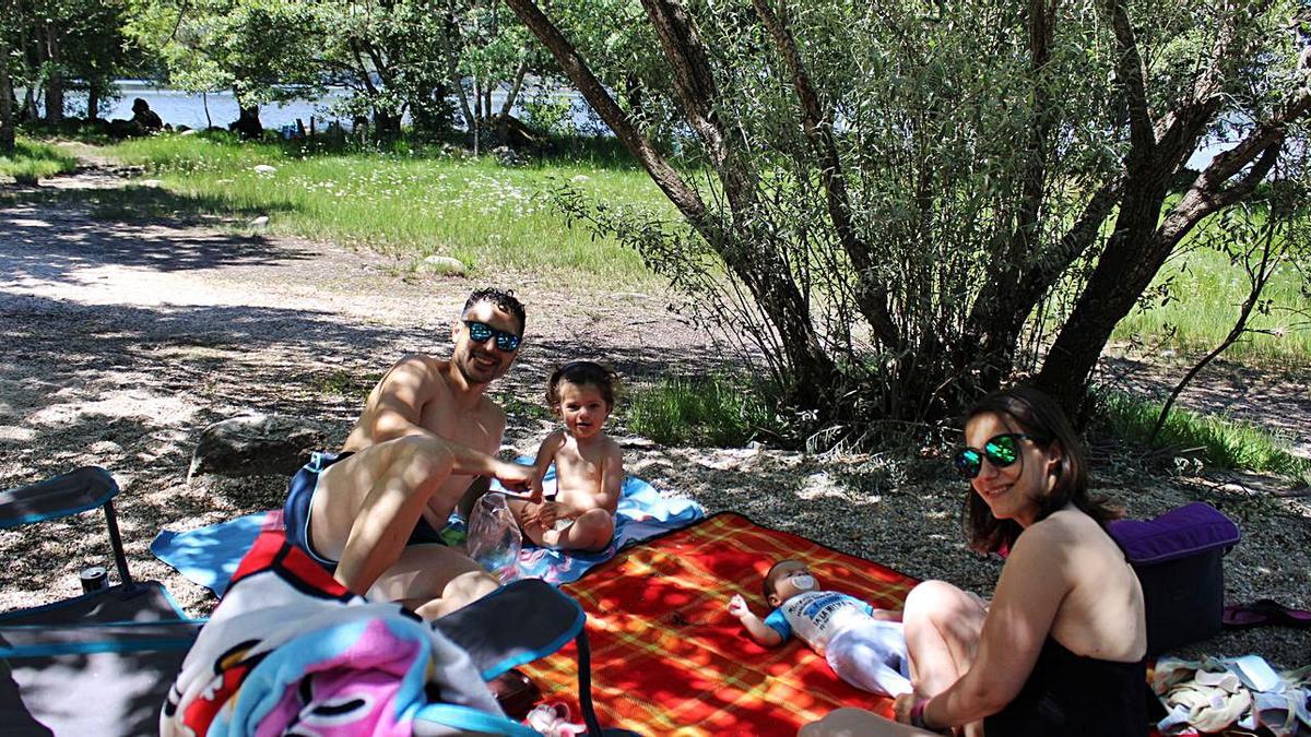 El leonés Jairo Martínez con su familia, ayer por la mañana en una de las playas del Lago. | Araceli Saavedra