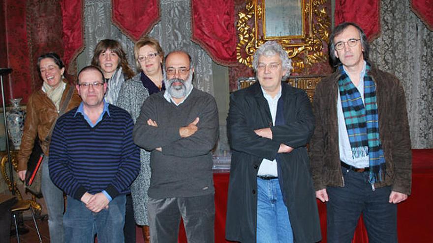 Salvador Moreno amb barba i Joan Sarquella, a la seva dreta amb la resta de membres de la comissió.