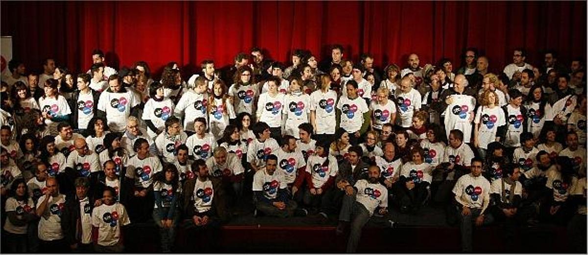 Multitud de actores y actrices, ayer en el escenario del teatro Olympia, con la camiseta de su sindicato.