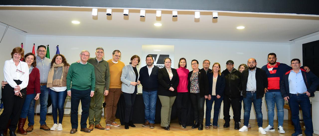 Foto de familia con parte de la lista del PSOE de Plasencia aprobada en asamblea.