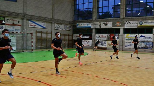 Un entrenamiento del Bueu Atlético en el pabellón Pablo Herbello.